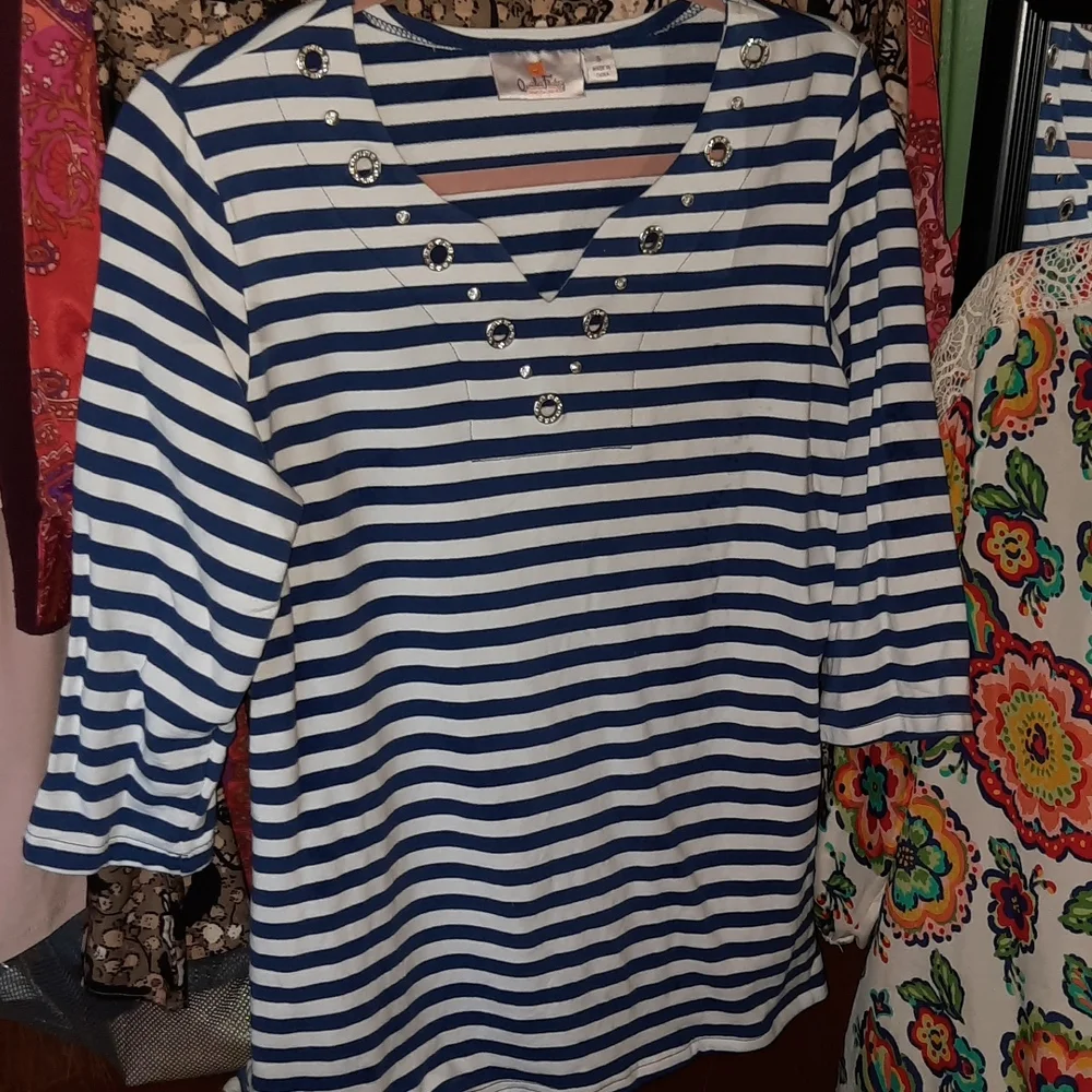 Quaker Factory Top - Picture 4 of 4